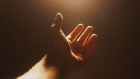 Jumătate de țară fierbe la 40 de grade! La Brașov, un bărbat a murit în plină stradă